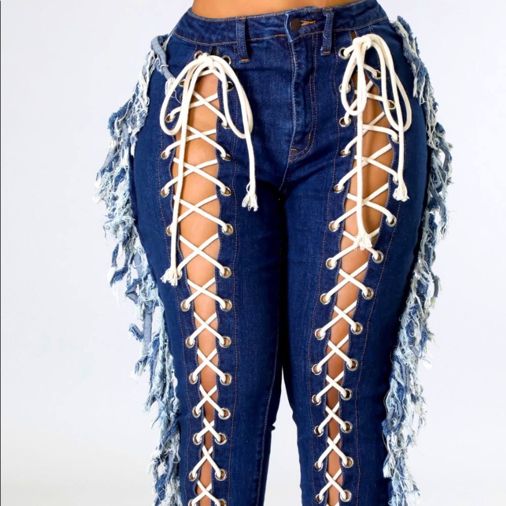 waisted jeans 
Cutouts 
Lace up detail 
Pockets 
Button zipper
67% cotton 
20%p
